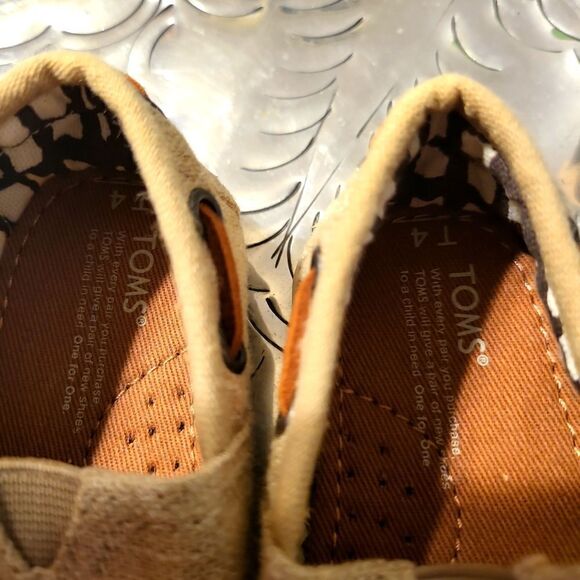 Tom's children size toddler 4, linen with leather strap around back, - Picture 8 of 8